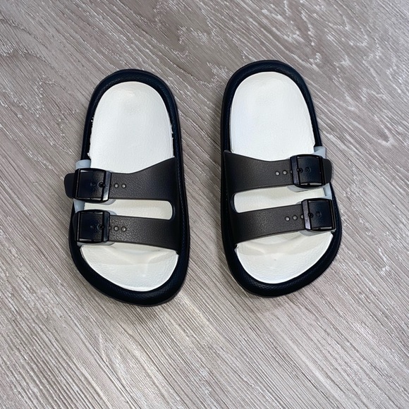 Amazon Essential Lonsoen foam slides white and black toddler sz 9 toddler - Picture 5 of 5